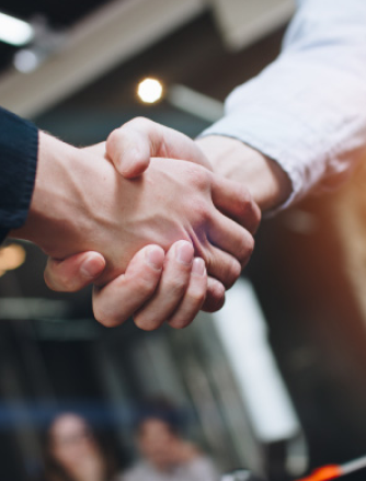 personas estrechandose las manos