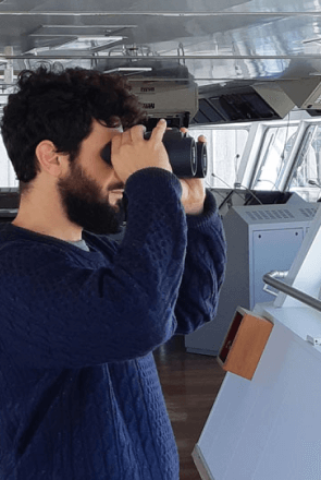 persona mirando con binoculares